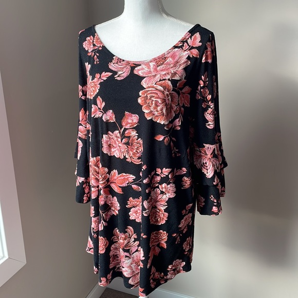 *Host Pick* Midis floral top - Picture 2 of 12